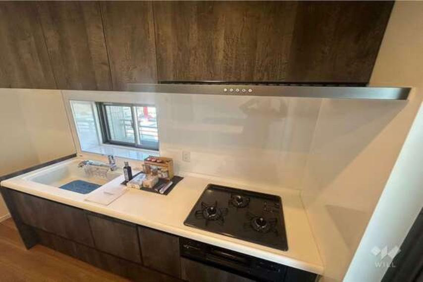 キッチン。食洗機付き。小窓。勝手口があり、お料理中の換気もできます。キッチン後ろには棚があり、収納に利用したり調理台として利用可能です。