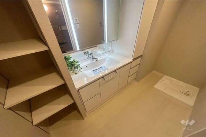 洗面室。鏡横の収納が豊富です。コンセントがあり、身支度に便利です。洗面台の下にも収納スペースがあります。洗面室は広く、朝の身支度がしやすいです。