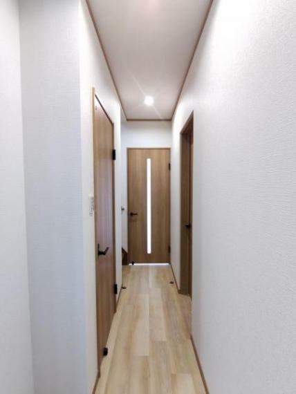 【リフォーム済/1階廊下】廊下はクロス貼替、フロアタイル張り、照明取り付け、建具交換を行いました。