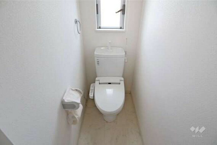 トイレ。1階にも2階にもトイレがあるので忙しい朝でも安心です。壁紙交換などのちょこっとリフォームもご提案できます。