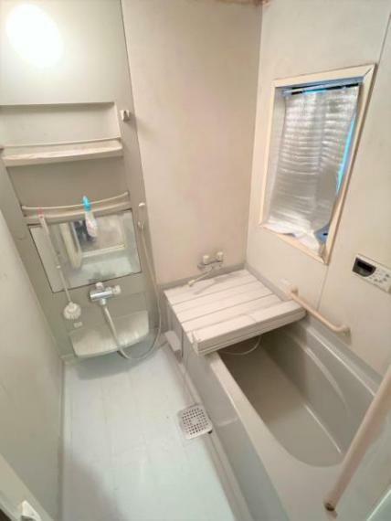 【現況販売】浴室です。1坪サイズあります。足を伸ばして浴室に浸かることができます。ハウスクリーニングを行いお引渡しさせていただきます。