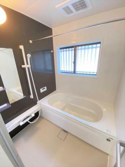 【リフォーム済】浴室はハウステック製の新品のユニットバスに交換しました。足を伸ばせる1坪サイズの広々とした浴槽で、1日の疲れをゆっくり癒すことができます。浴室暖房乾燥機もついております。