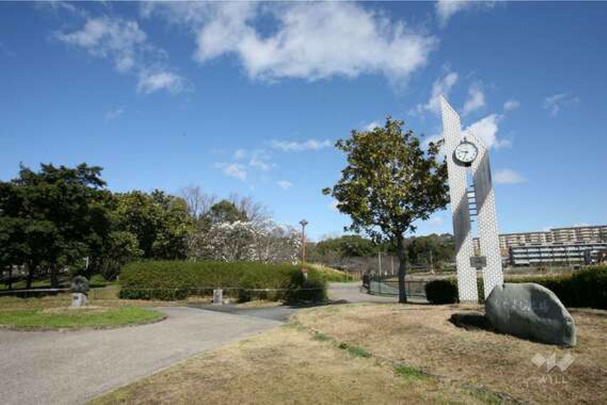 「戸笠公園」は、地下鉄桜通線 相生山駅の北東側に広がる大きな公園です。北側は「野並27号線」、南側は「国道56号線（東海通）」に挟まれた立地。