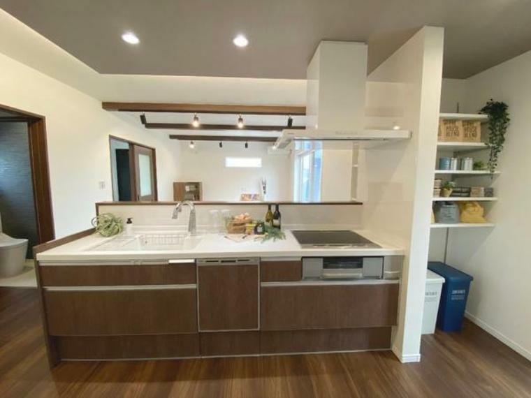 キッチンワークに大切な収納と機能性を兼ね備えた対面式キッチン。夫婦揃ってキッチンに立っても調理がしやすく、ゆとりある広さです。