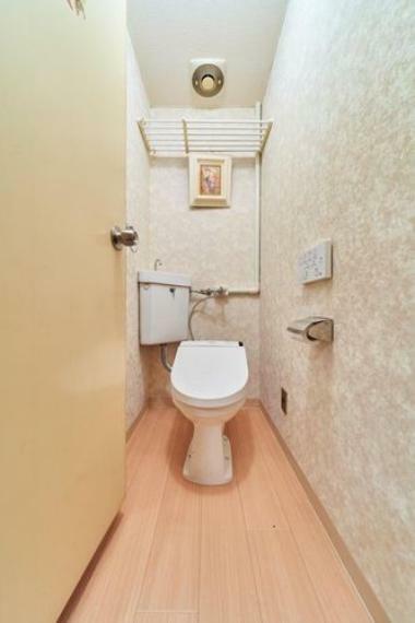 トイレは温水洗浄便座付きでリモコン操作が容易です。