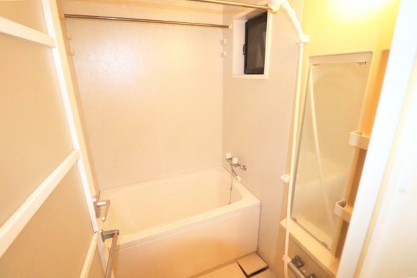 浴室換気乾燥機付のオートバスです。更に窓があり、換気は心配無用です。