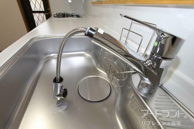 シンクのすみずみまでのお掃除や、大きなお鍋などを洗う際にも役立つシャワー水栓です。