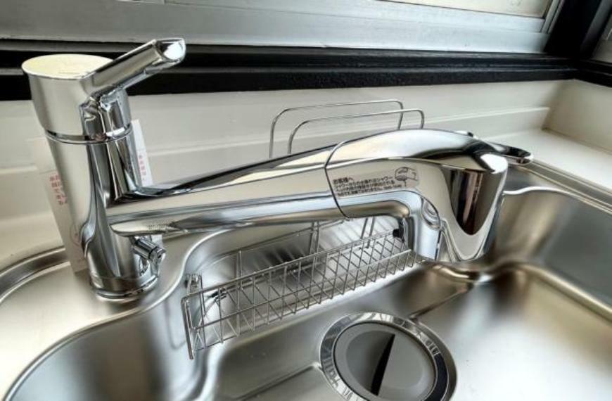 【リフォーム済】新品交換するキッチンの水栓金具はノズルが伸びてシンクのお手入れもラクラクです。水栓本体には浄水機能が内蔵されていて、おいしいお水をつくります。