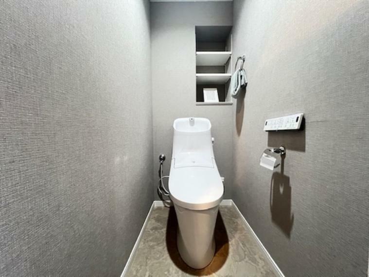 デザイン性の高いトイレ。落ち着いた空間で安らぎのひとときをお過ごしいただけます。