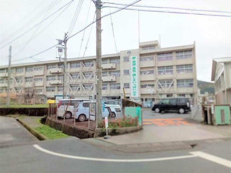 高知市立朝倉第二小学校まで1200mです。毎日の通学でお子様の体力も鍛えられますね。