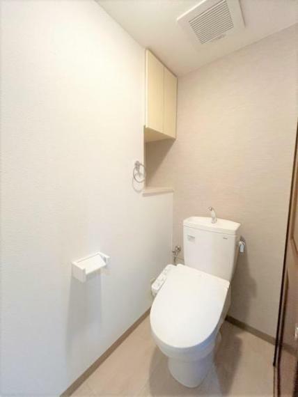【リフォーム済】トイレはTOTO製の温水洗浄機能付きに新品交換しました。表面は凹凸がないため汚れが付きにくく、継ぎ目のない形状でお手入れが簡単です。収納もついているので、収納力があるのはうれしいですね。