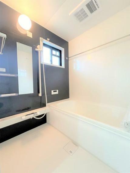 【リフォーム済】浴室は新品のユニットバスに交換しました。浴槽には滑り止めの凹凸があり、床は濡れた状態でも滑りにくい加工がされている安心設計です。