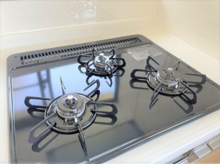 【リフォーム後/キッチン】新品交換予定のキッチンは3口コンロで同時調理が可能。大きなお鍋を置いても困らない広さです。お手入れ簡単なコンロなのでうっかり吹きこぼしてもお掃除ラクラクです。