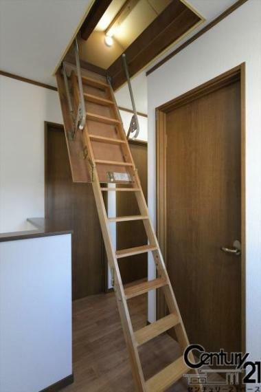 ■現地撮影写真■屋根裏収納用の折り畳み式梯子です！