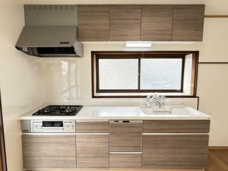 【リフォーム後】キッチンはハウステック製のシステムキッチンを新設しました。食洗機付きで天板とシンクは人工大理石になっておりますのでお手入れがしやすいです。