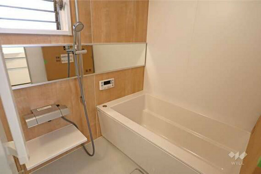 【浴室】浴室も新調されています。窓がついているので換気がしやすくお掃除が簡単です。