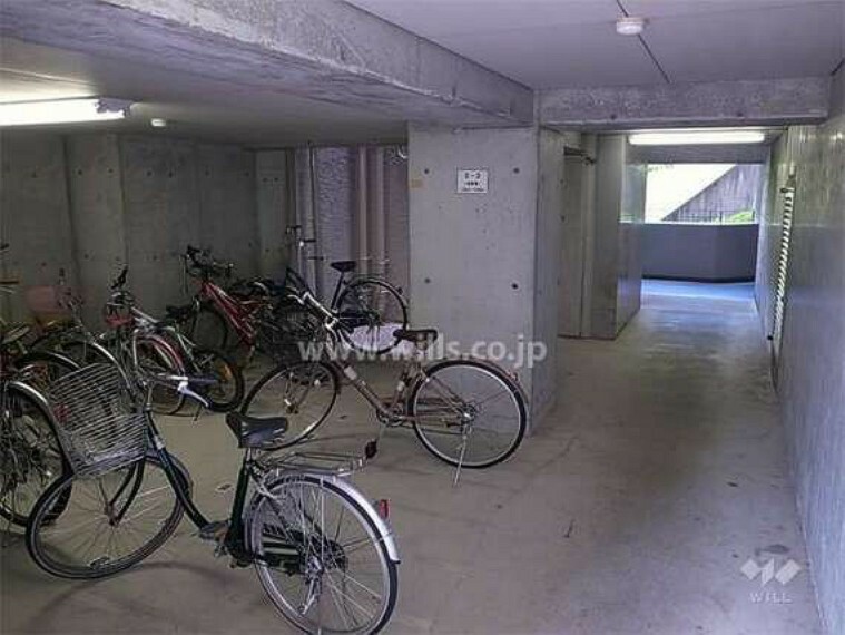 マンション敷地内にある駐輪場。屋内にあるので、雨が降っても自転車が濡れることなく安心です。