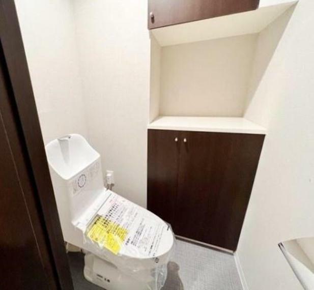 上部吊戸棚付き 温水洗浄便座一体型トイレ　クッションフロア貼替