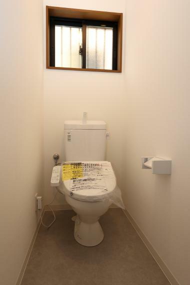 1階　温水洗浄便座付トイレ（新品交換済）　トイレは各階にあります。