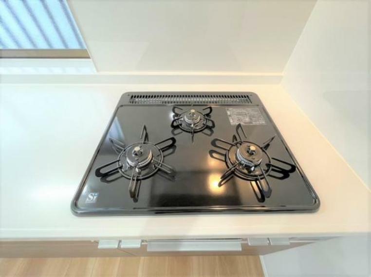 【リフォーム済】キッチンは3口コンロで同時調理が可能。大きなお鍋を置いても困らない広さです。お手入れ簡単なコンロなのでうっかり吹きこぼしてもお掃除ラクラクです。