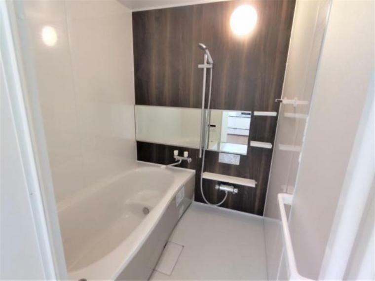 【リフォーム済写真】浴室はLIXIL製の新品のユニットバスに交換しました。1坪サイズのお風呂で、足を伸ばし1日の疲れをゆっくり癒すことができますよ。