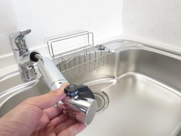 【リフォーム済写真】新品交換したキッチンの水栓金具はノズルが伸びてシンクのお手入れもラクラクです。水栓本体には浄水機能が内蔵されていて、おいしいお水をつくります。