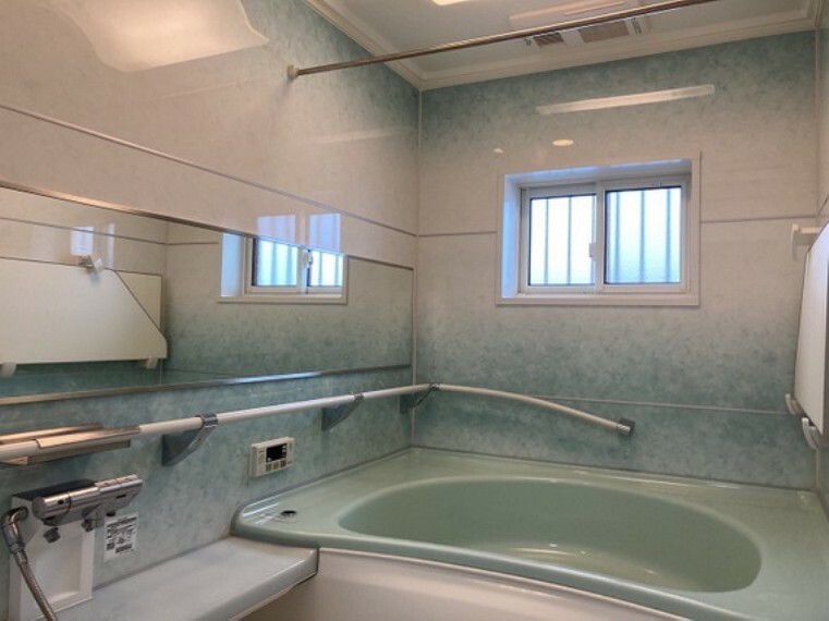 広々としたゆったりした浴室には、オートバス機能や浴室乾燥機付きで便利です。