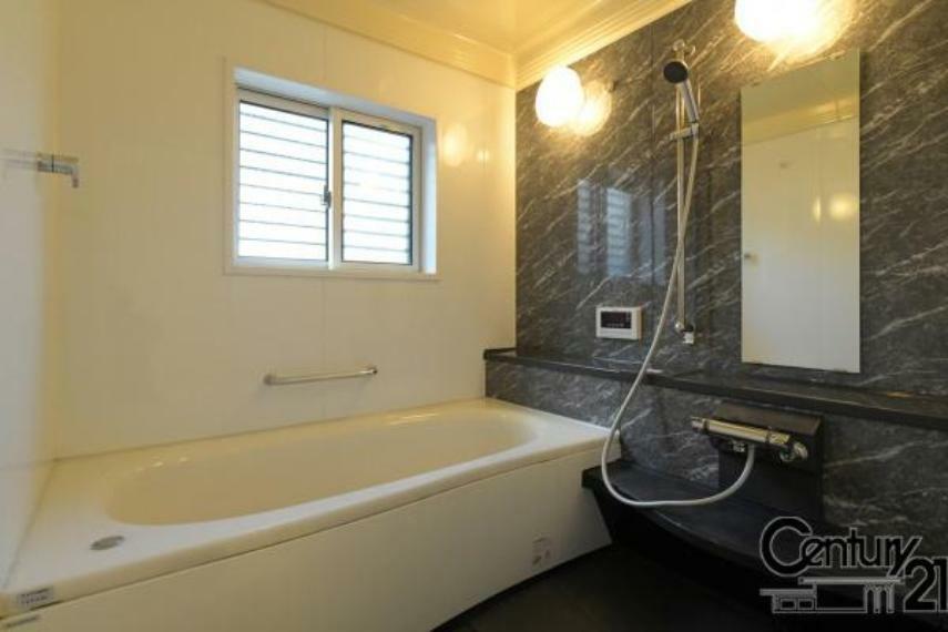 ■現地撮影写真■ゆったりサイズの浴室で至福のバスタイム！