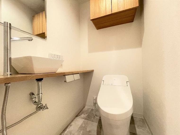 トイレは洗面室に一つと、便利なカウンター付きの手洗いスペースがついた個別のタンクレストイレが一つあり、こちらも同時利用でき安心です。