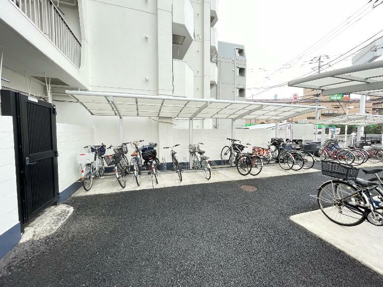 雨風から自転車を守る屋根付きラック型駐輪場で、綺麗に並んでいます。