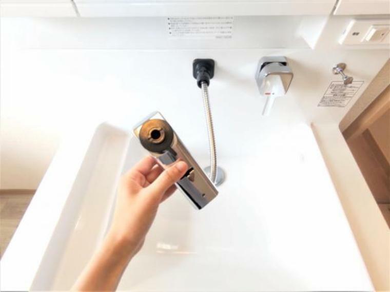 【リフォーム完成】新品交換の洗面台は、伸縮するシャワーホース付き。ハウステックのオリジナルデザインで壁に直接取り付けてあるので、水栓周りに水たまりができにくい水栓になっています。