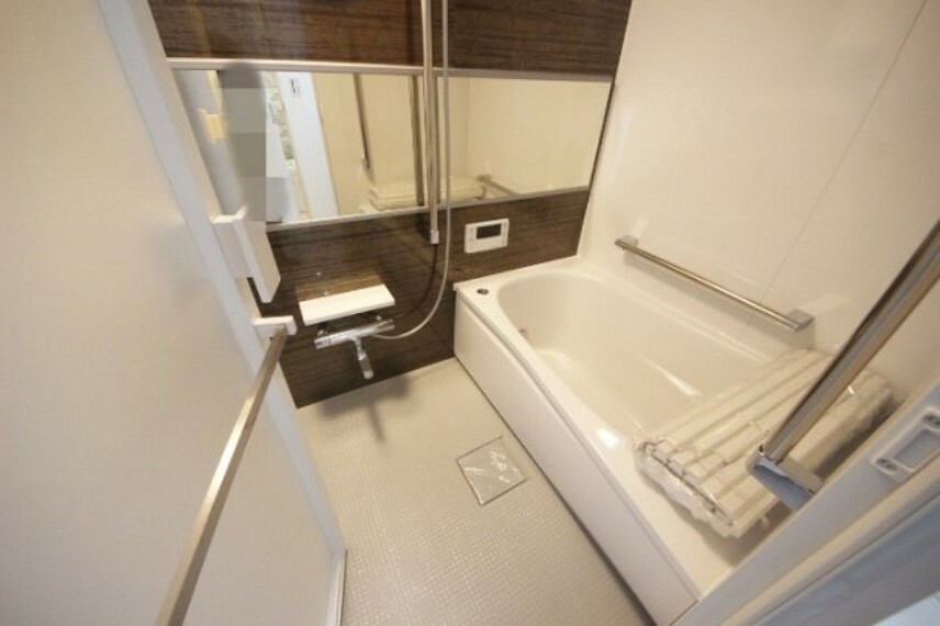 新規交換済のユニットバスは大きな鏡を備え、便利な追炊き機能と浴室乾燥機付