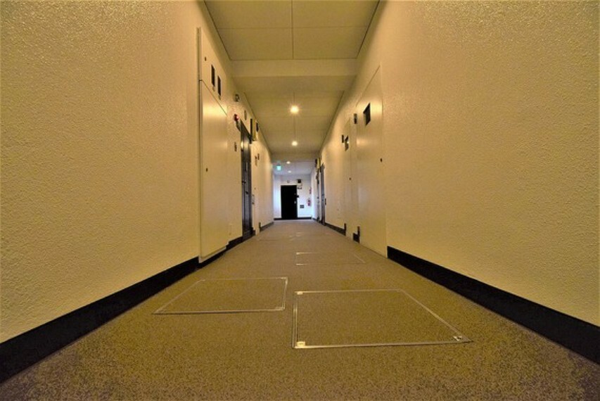 現地（2022年8月）撮影プライバシーが保たれた内廊下はアットホームな印象です。