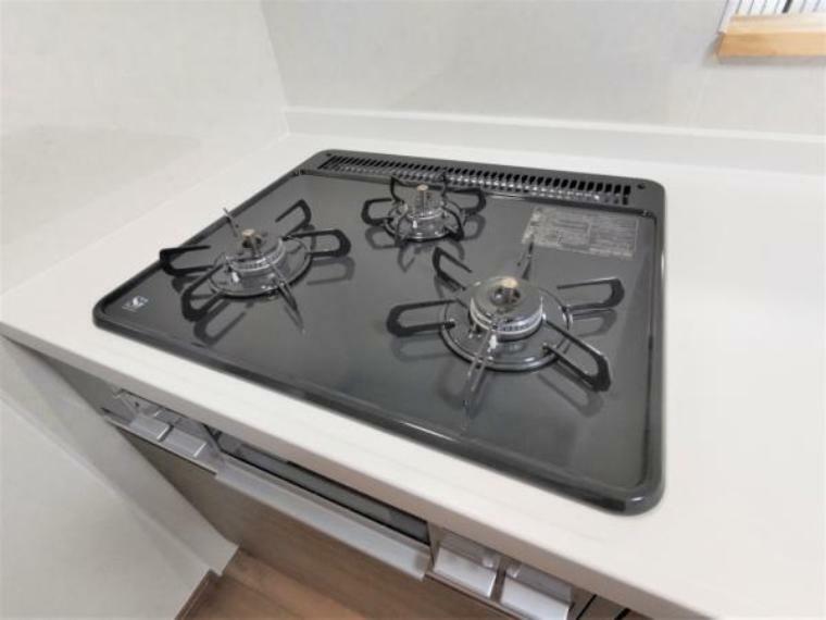 【リフォーム済】新品交換したキッチンは3口コンロで同時調理が可能。大きなお鍋を置いても困らない広さです。お手入れ簡単なコンロなのでうっかり吹きこぼしてもお掃除ラクラクです。