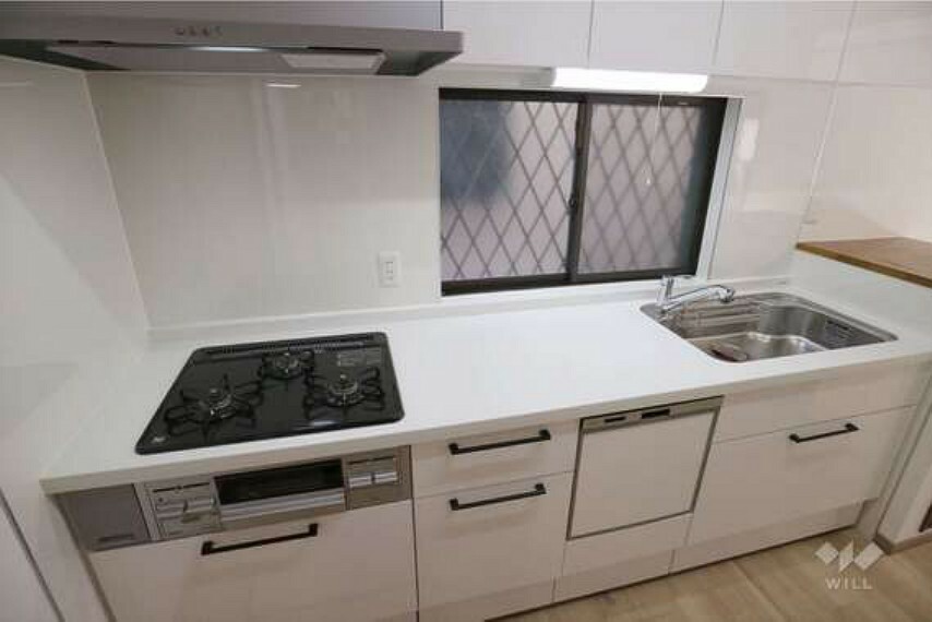 新規交換済みのキッチンは食洗器付き。小窓がついているため換気がしやすいです。