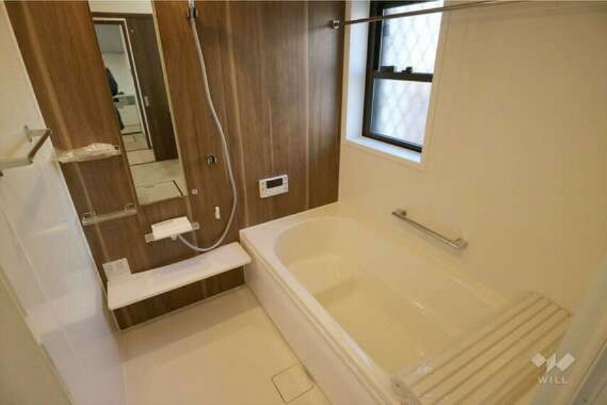 新規交換済みの浴室には窓があり、換気がしやすいです。