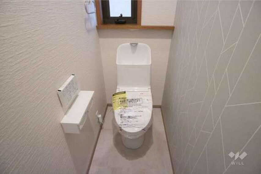 新規交換済みのトイレは温水洗浄便座付です。