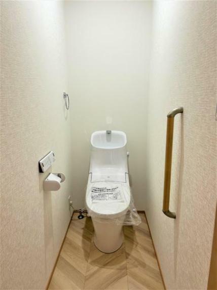 【リフォーム済】トイレはLIXIL製の温水洗浄機能付きを新設、クロス張替え、照明交換、床クッションフロア張りを行いました。キズや汚れが付きにくい加工が施してあるのでお手入れが簡単。直接肌に触れるトイレが新しいと嬉しいですね。