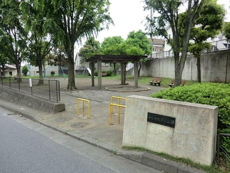 今宿東町第二公園 お散歩の途中でちょっと一休みできる公園。遊具もあります。