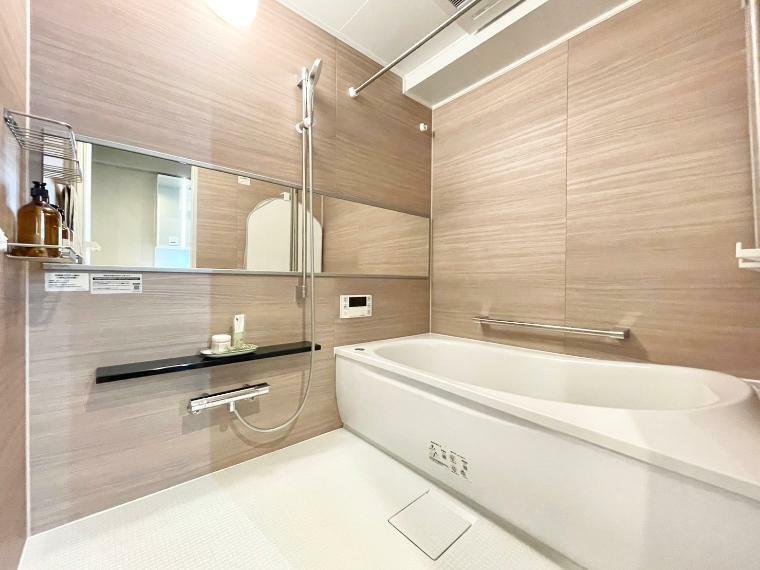 【浴室】<BR/>浴室は家族で入ることもできる広々空間となっております。<BR/>落ち着きのある色味で、一日の疲れを癒すにはとても良い空間となっております。