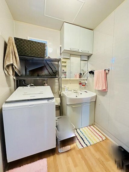 ゆとりの洗面スペースで朝の身支度もスムーズに、ご家族揃って身支度可能なゆとりの洗面室です。