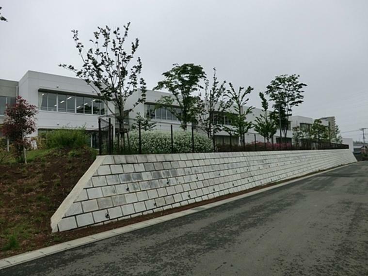 流山市立小山小学校（910m）