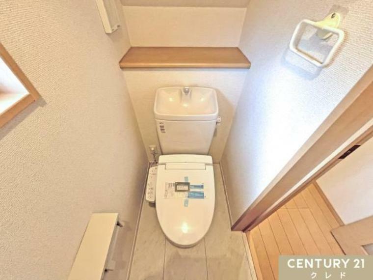 1階にある棚付きのトイレです！<BR/>ウォシュレット機能付きのトイレです。<BR/>いつも使うトイレだからこそ、こだわりたいポイントですね！