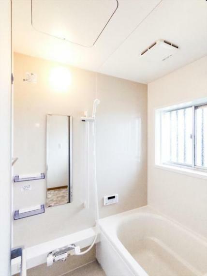 （リフォーム済）浴室は、ハウステック製の新品のユニットバスに交換しました。自動お湯張り、追い焚き機能付きで、生活時間帯が異なるご家族もみんな温かなお風呂に入れます。