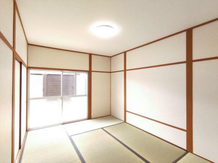 （リフォーム済）6帖和室は天井、壁をクロス貼りにし、畳を表替え・襖を貼替しました。イグサの匂いに癒されて心地よく眠れそうですね。