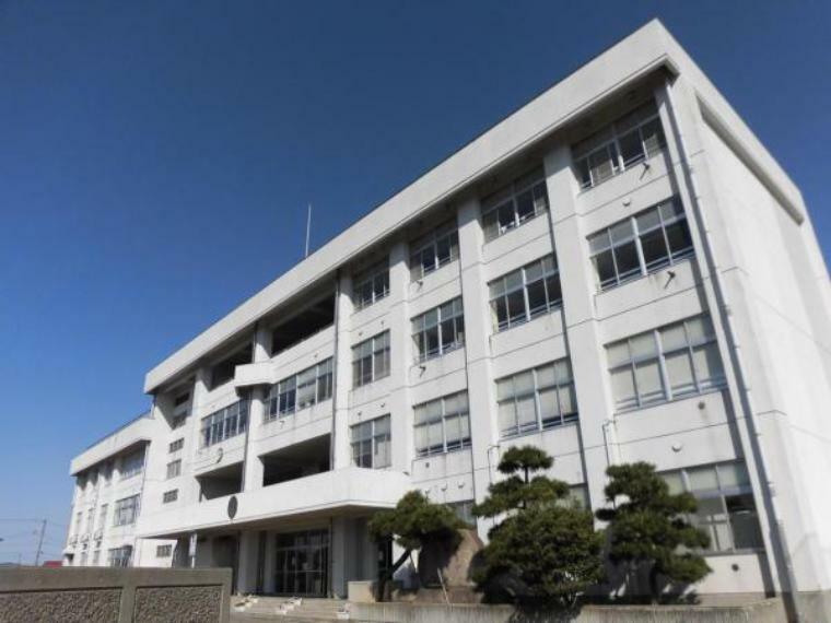 新潟市立下山中学校まで約2.1km（徒歩27分）です。勉強や部活など、充実した中学校生活を楽しみながら記憶に残るような素敵な三年間にしてくださいね。