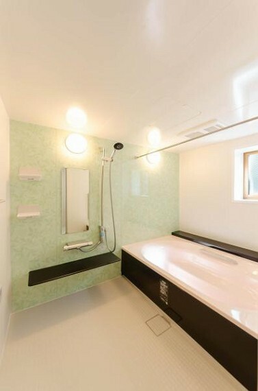 「広々バスルーム」<BR/>白を基調とした清潔感のあるバスルームは是非足を延ばしてくつろいで欲しい空間。<BR/>一日の疲れを癒し良質な睡眠にもつながります。