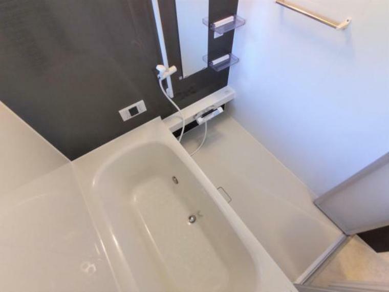 【リフォーム済】 浴室 浴室は1坪タイプのハウステック製ユニットバスに新品交換しました。 1坪の広々した浴槽で、足を伸ばしてゆったり半身浴が楽しめます。毎日のお風呂が楽しみになりますね。