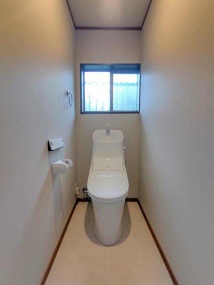 【リフォーム済】 1階トイレ LIXIL製の温水洗浄便座トイレに新品交換しました。壁・天井のクロス、床のクッションフロアも張り替えました。 毎日家族が使う場所なので、清潔感のある空間に仕上がりました。