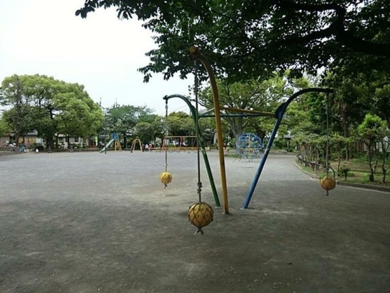 田島公園 住宅街の十分な広さの公園です。ブランコ・滑り台などの遊具があり、ベビーカーで入れますので、小さなお子様も楽しめます。